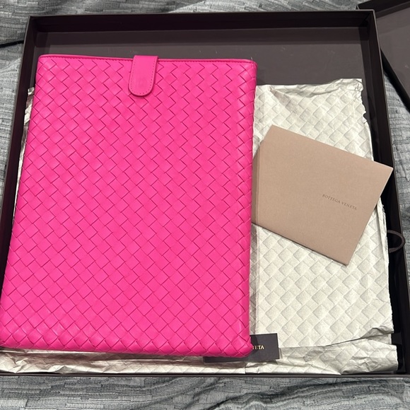 💯% AUTHENTIC BOTTEGA VENETA IPAD CASE - Picture 6 of 6